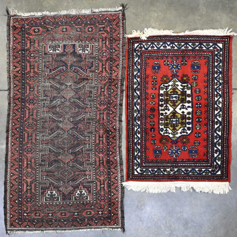 Een lot van 2 Perzisch handgeknoopte tapijten.