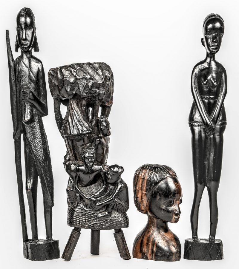 Een lot van 4 Afrikaanse houten beeldjes.