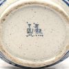 Een Chinees aardewerken blauw-witte vaas met floraal decor. Onderaan gemerkt.