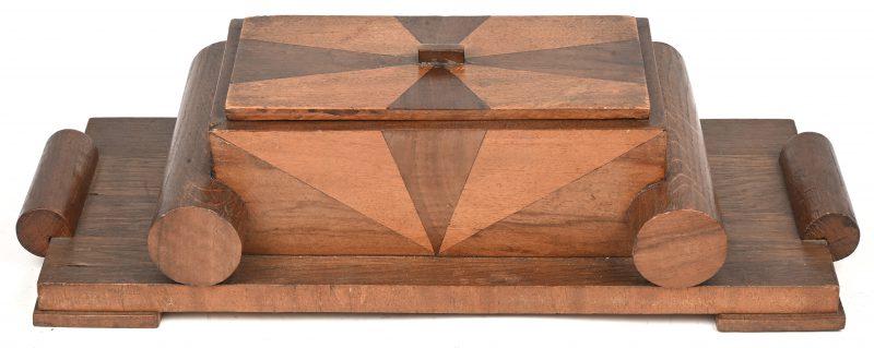 Een houten Art Deco juwelendoosje in geometrische vorm.