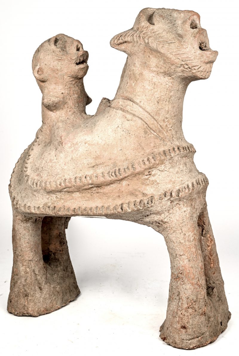 Een terracotta Dakarkari ruiter, een grafgift.