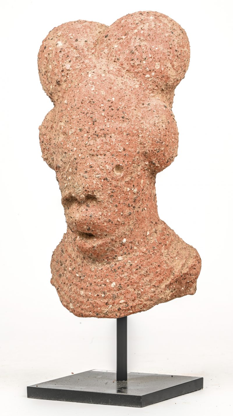 Een terracotta hoofd op sokkel, Nok.