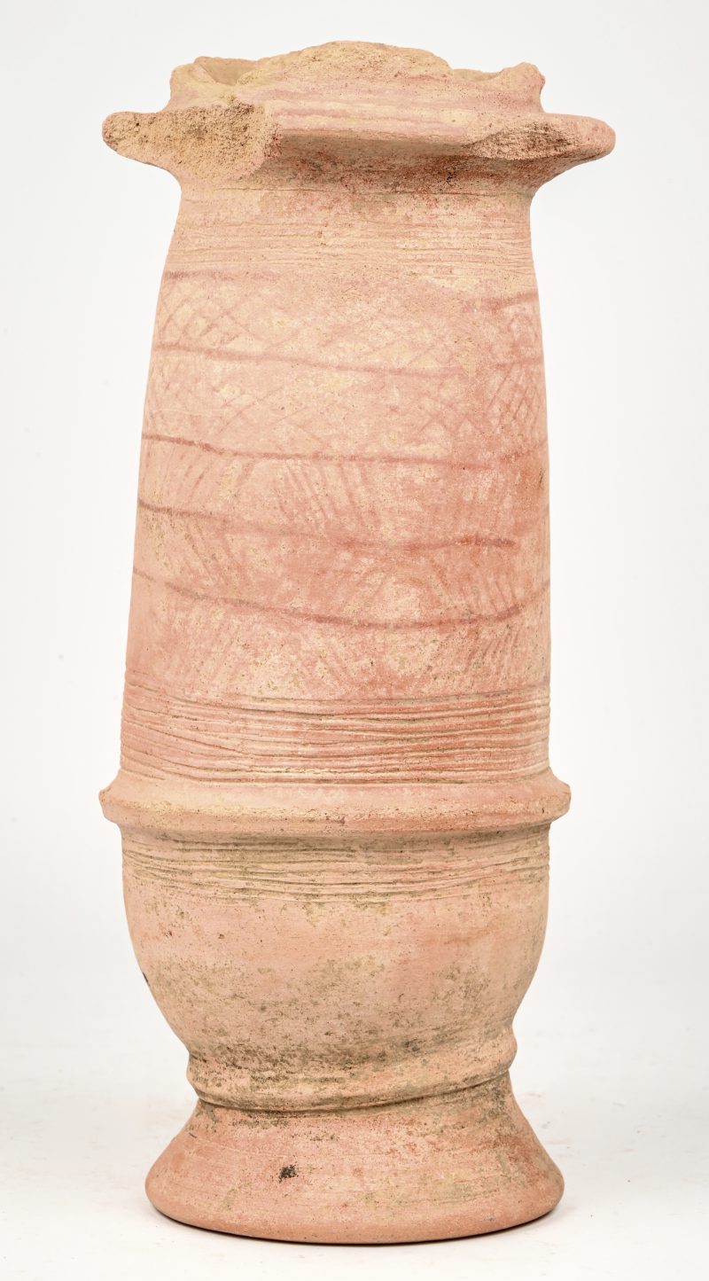 Een Afrikaanse terracotta vaas uit Mali, vermoedelijk van de Djenne stam.