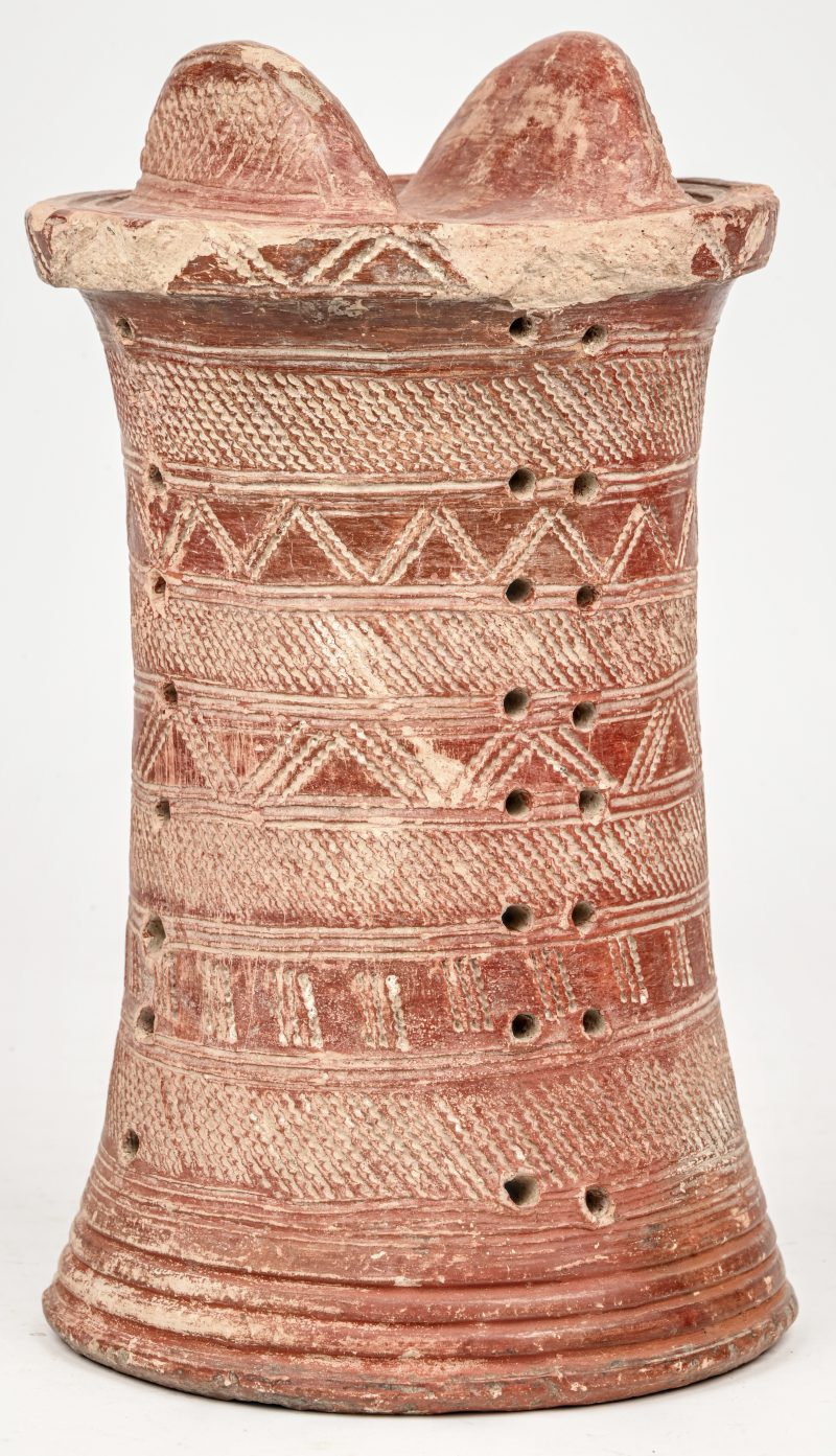 Een Afrikaanse terracotta beddenpoot uit Mali, vermoedelijk van de Djenne stam.