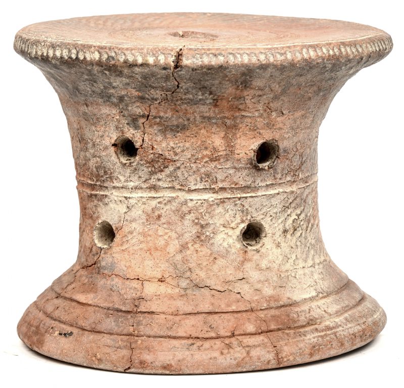 Een Afrikaans terracotta krukje uit Mali van de Djenne stam.