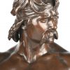 “La défence du foyer”. Een bronzen beeld. Gesigneerd. E. Boisseau. Met gieterijstempel: Société des Bronzes de Paris.