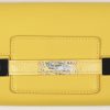 “Madame”. Een portefeuille clutch van geel leder met originele stofzak.