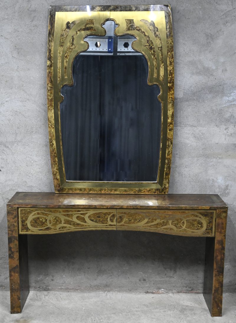 Een Hollywood R consoletafel met bijhorende spiegel, beide bekleed met koper en art-nouveau motieven. Aan hoofdzakelijk de hoeken dient het koper opnieuw verlijmd te worden alsook het linkse deel boven aan de spiegel.