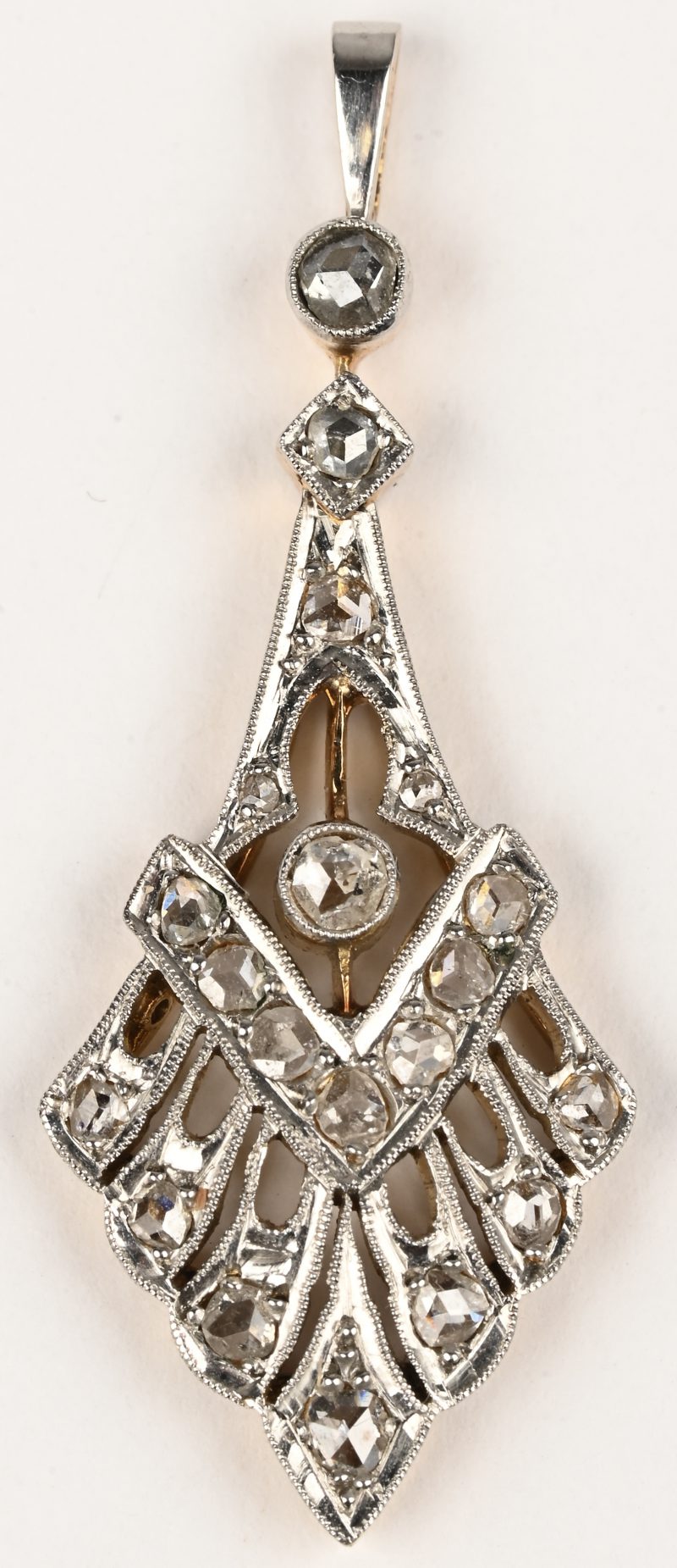 Een 18 kt wit en geelgouden art deco hanger bezet met diamanten oude slijp met een gezamenlijk gewicht van +- 0,60 ct.