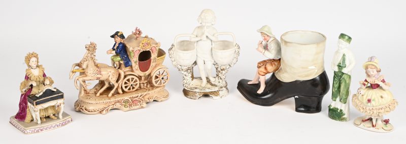Een lot van 6 beeldjes in porselein en biscuit waaronder een koets, een rokende man op bot, een dame achter de piano, een jongen met een bootje, een bloemenmeisje en een Puti met manden en fluit.