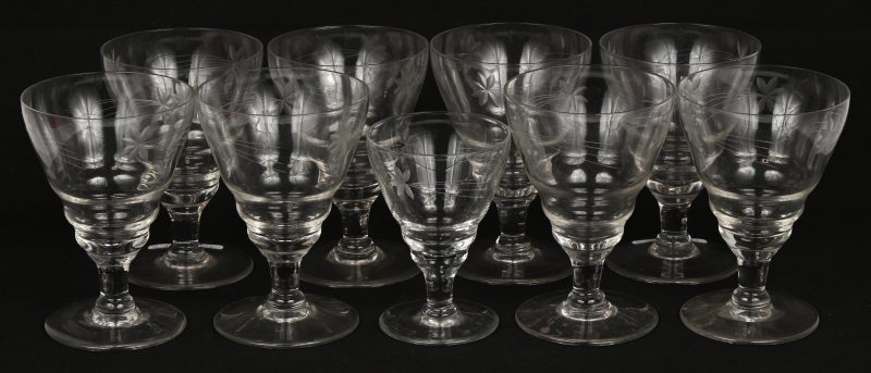 Een lot van 9 handgeslepen glazen, 8 wijnglazen en een borrelglas. Vroeg 20ste eeuws.