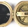 Een 19de eeuwse messingen kompas in werkende staat. Op het etui gedateerd 1805.