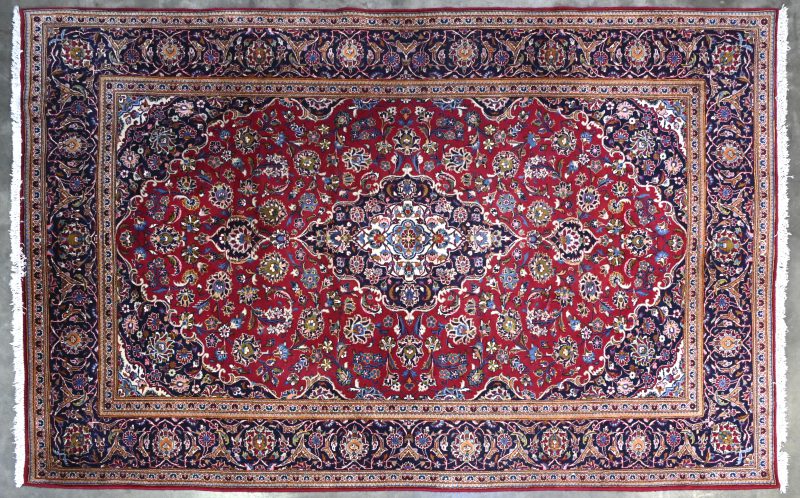 Een handgeknoopt Perzisch tapijt met medaillon.