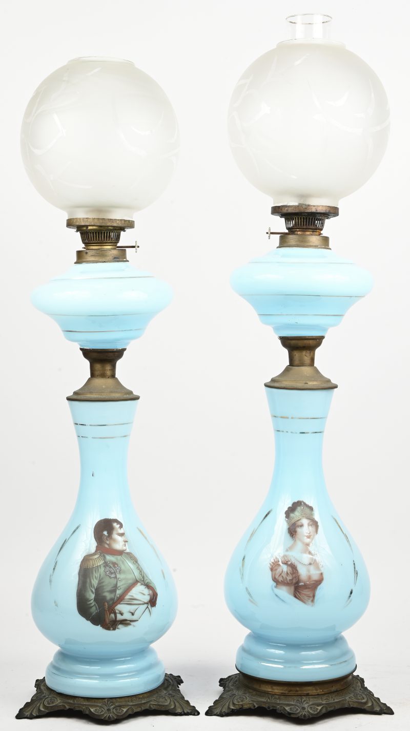 Paar Frans opaalglazen lampenvoeten Napoléon & Joséphine. 1 wiekglas manco.