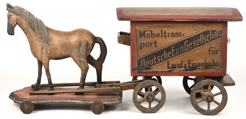 Een vintage houten paard en kar speeltuig.