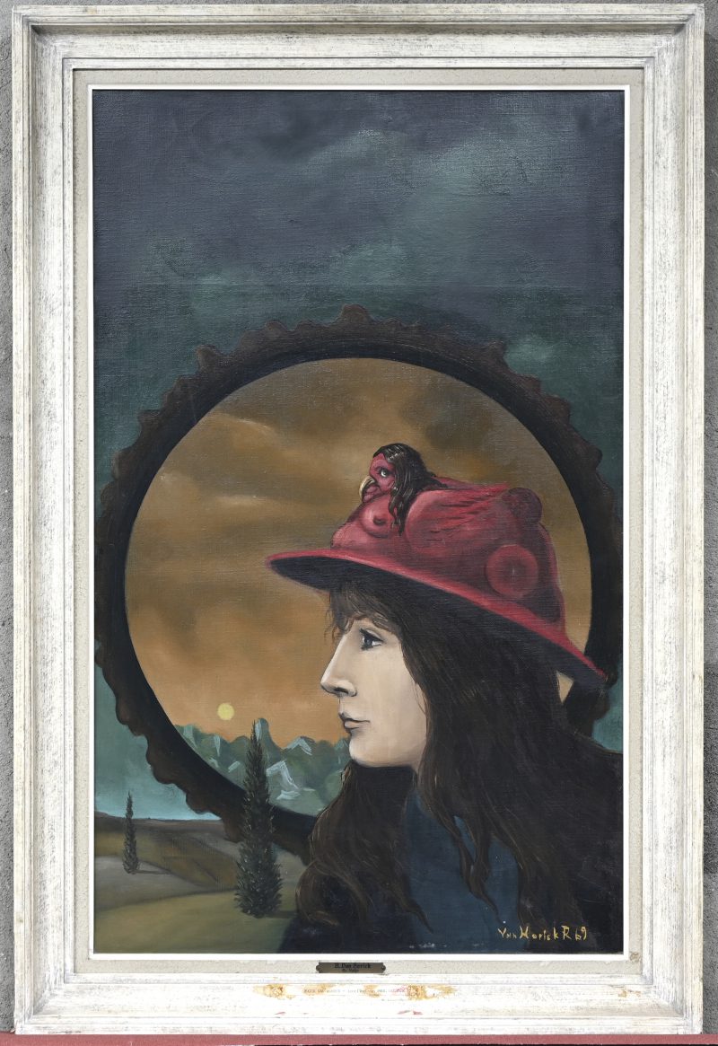 “Dame met hoed in surreëel landschap”. Een schilderij, olieverf op doek. Onderaan gesigneerd. Opschrift label “Robert Van Horick - Leerling van Paul Delvaux”.