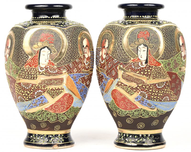 Een paar 6-hoekige Japanse porseleinen Satsuma vazen met enkele figuren in het decor. Onderaan gemerkt.