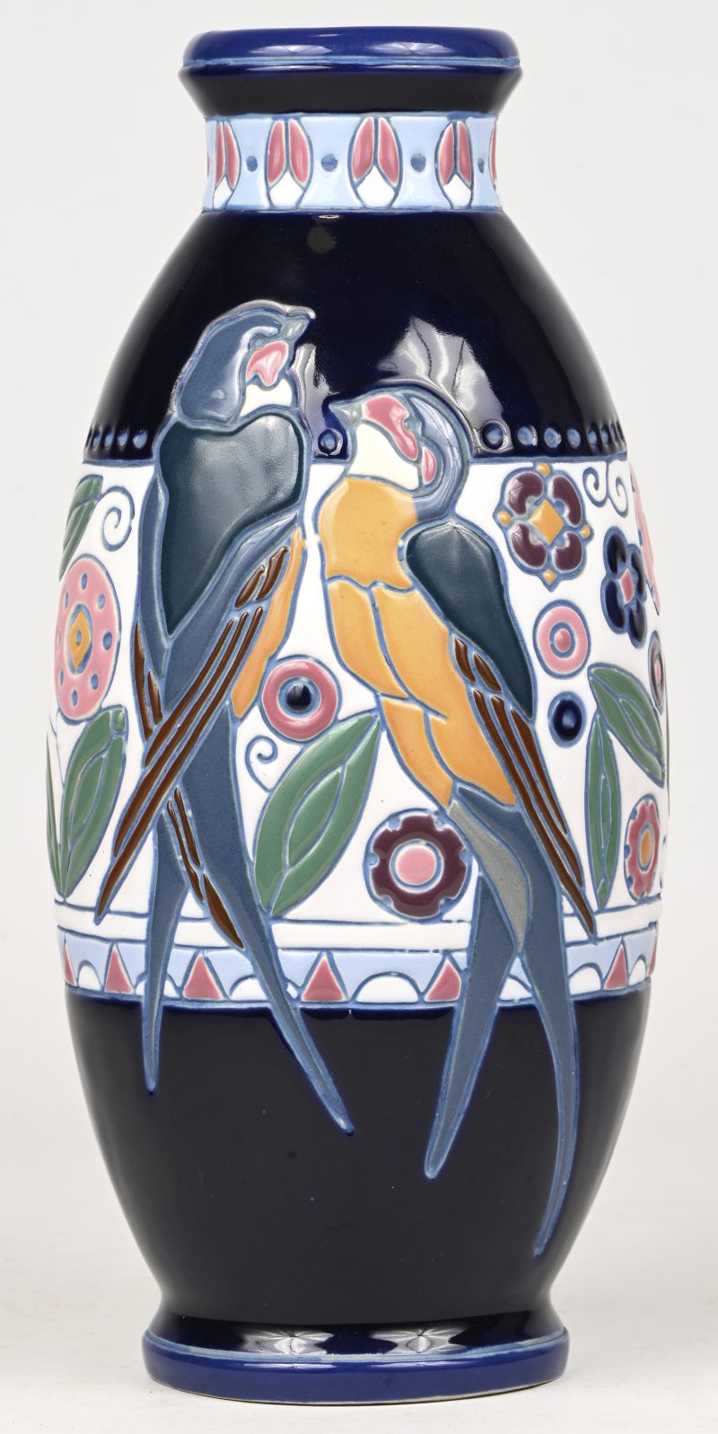 Een art-deco Amphora vaas met een floraal decor en 2 vogels, onderaan gemerkt.