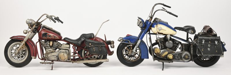 Een lot van 2 uit blik en metalen decoratieve motorfiets modellen.