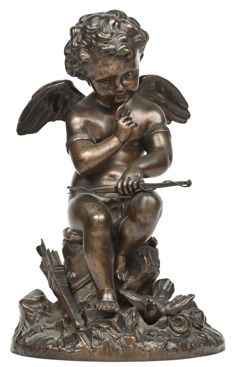 Een brons gesculpteerd beeldje van Cupido met pijlen en boog.