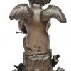 Een brons gesculpteerd beeldje van Cupido met pijlen en boog.