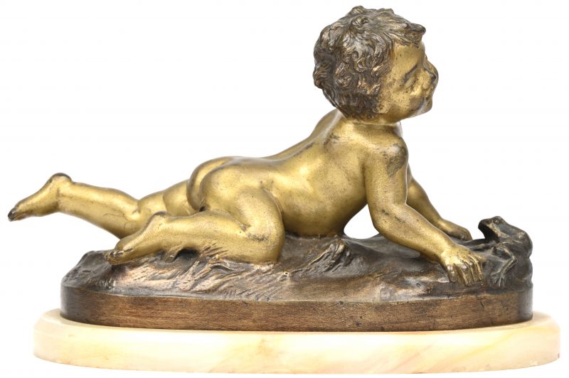 “Kind met kikker”. Een gepatineerd verguld brons gesculpteerd beeldje op marmeren voet. Gesigneerd, naar een werk van L&F Moreau.