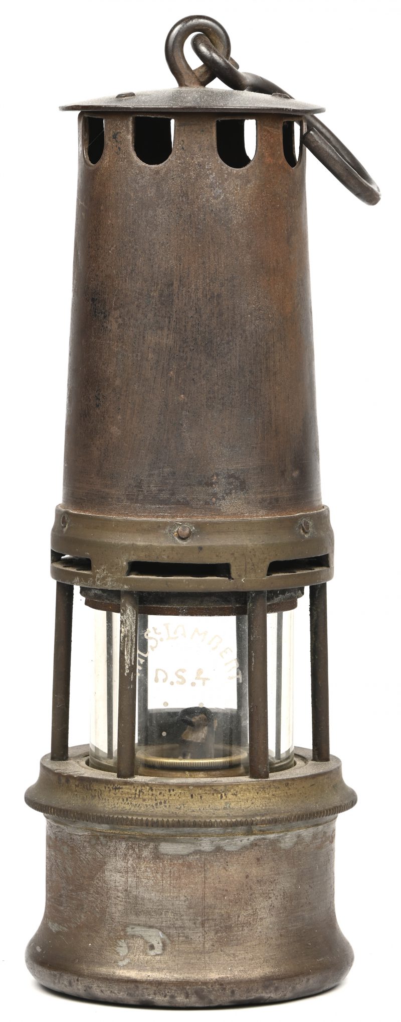 Een uit metaal en glas, vintage mijnwerkerslamp.