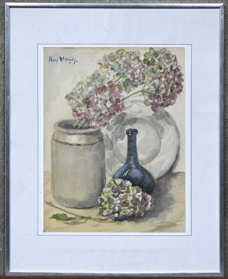 “Bloemenstilleven met fles en bord”. Een aquarel op papier. Onleesbaar gesigneerd. Toegeschreven aan Kees Verweij.