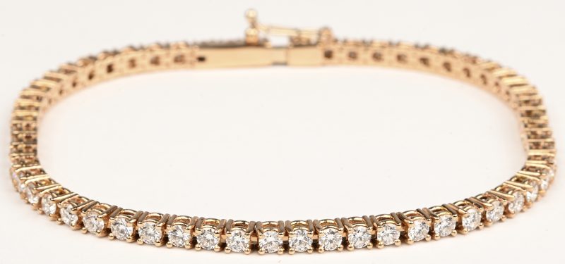 Een 18 kt roze gouden Tennis armband bezet met briljanten met een gezamenlijk gewicht van +- 3,23 ct. VS.