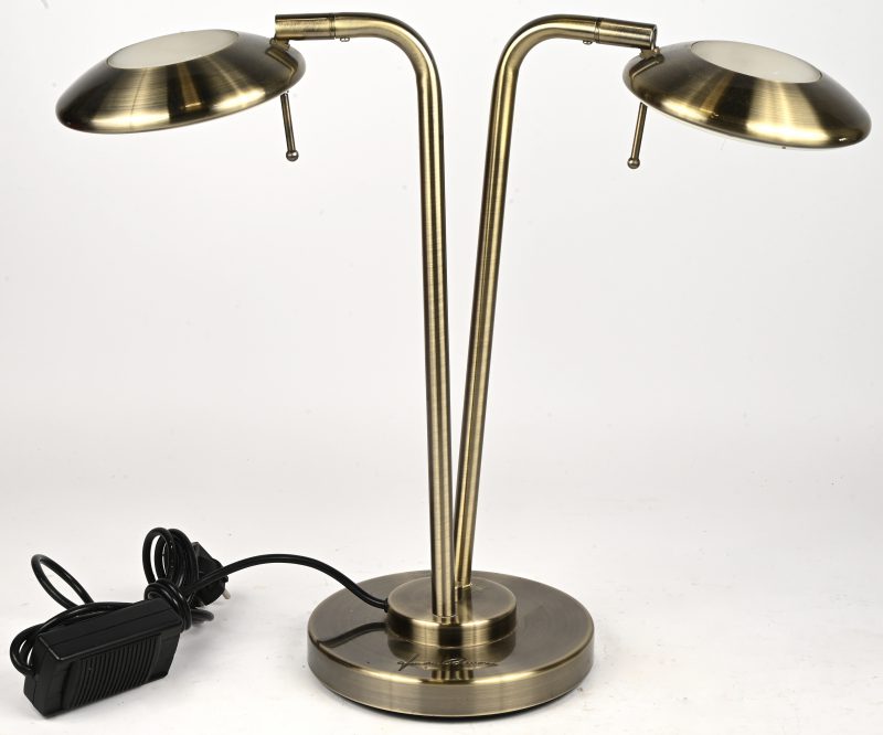 Een dubbele tafel/bureaulamp model Boxford en ontworpen door Jan De Bouvrie, gesigneerd op de voet. Een van de lampen is gelijmd bovenop de voet, lijmresten overtollig aanwezig.