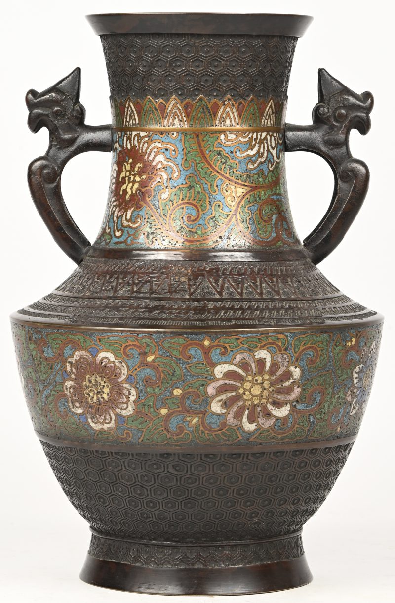 Een Bronzen Chinese cloisonné vaas met een decor van bloemen.