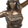 Een bronzen beeld van een dansende dame in art-deco stijl op zwart marmeren voet. Draagt handtekening.