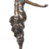 Een bronzen beeld van een dansende dame in art-deco stijl op zwart marmeren voet. Draagt handtekening.