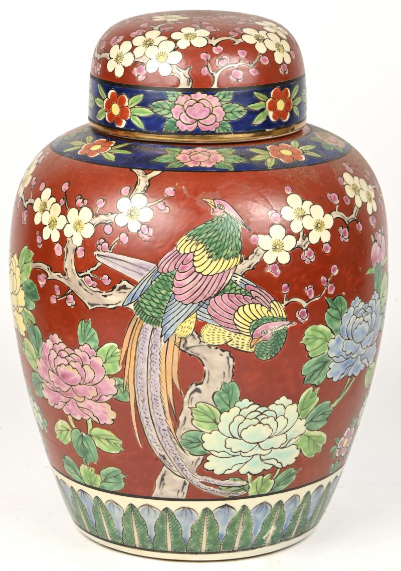 Een dekselvaas van Japans porselein met meerkleurig decor van pioenen, bloesems en goudfazanten. Onderaan gemerkt. Omstreeks 1950.