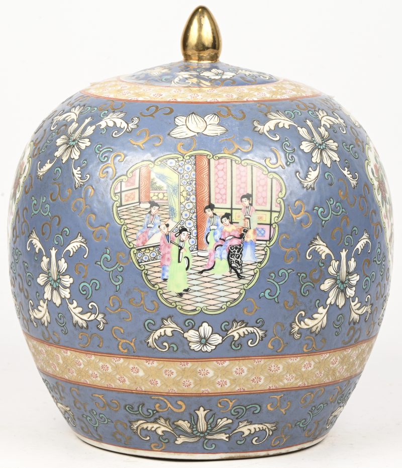 Een gemberpot van Chinees porselein met een decor van personages en vogels in cartouches op een blauwe achtergrond met bloemen. Onderaan gemerkt.