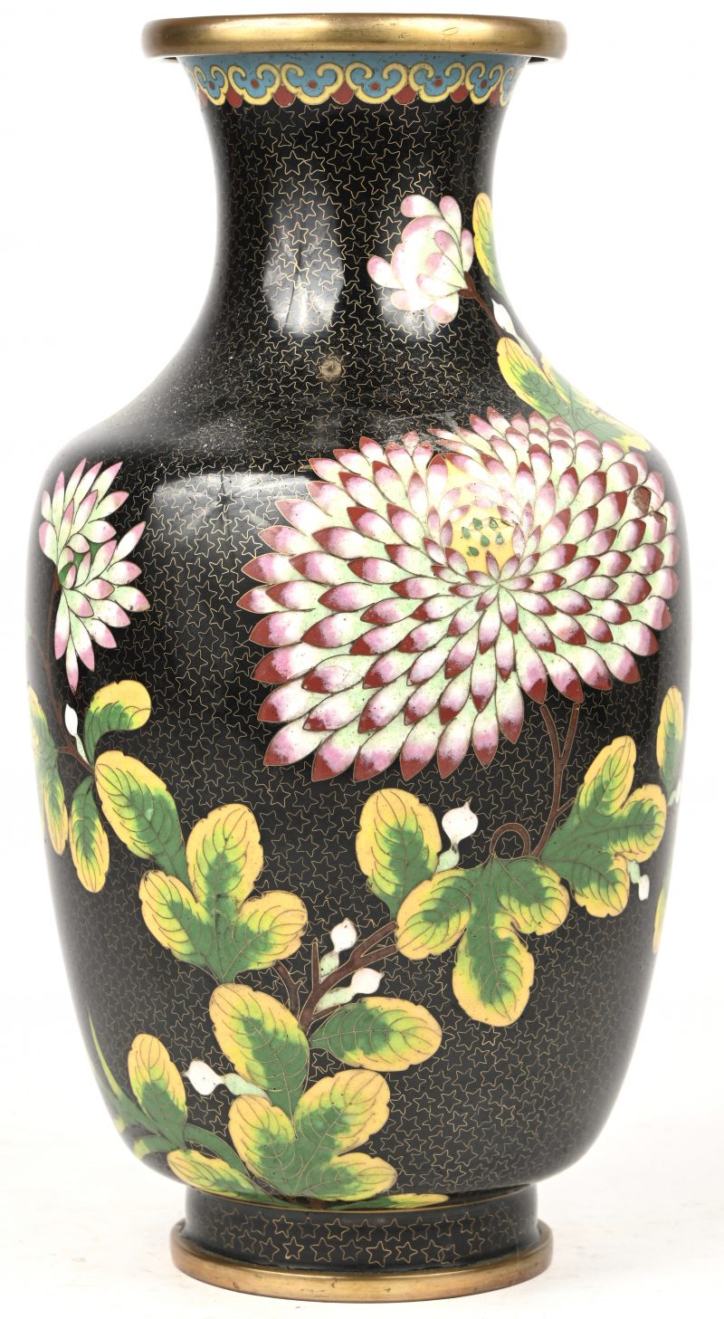 Een cloisonné vaas met zwarte achtergrond en een decor van bloemen, bladeren en een vlinder.