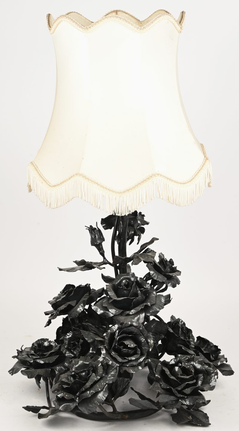 Een smeedijzeren lampenvoet, versierd met meerdere rozen. Gesigneerd en gedateerd 2019.