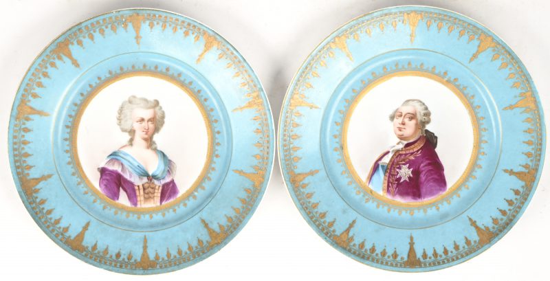 Een set van 2 handbeschilderde borden met een beeltenis van een edelman en dame door Sèvres.
