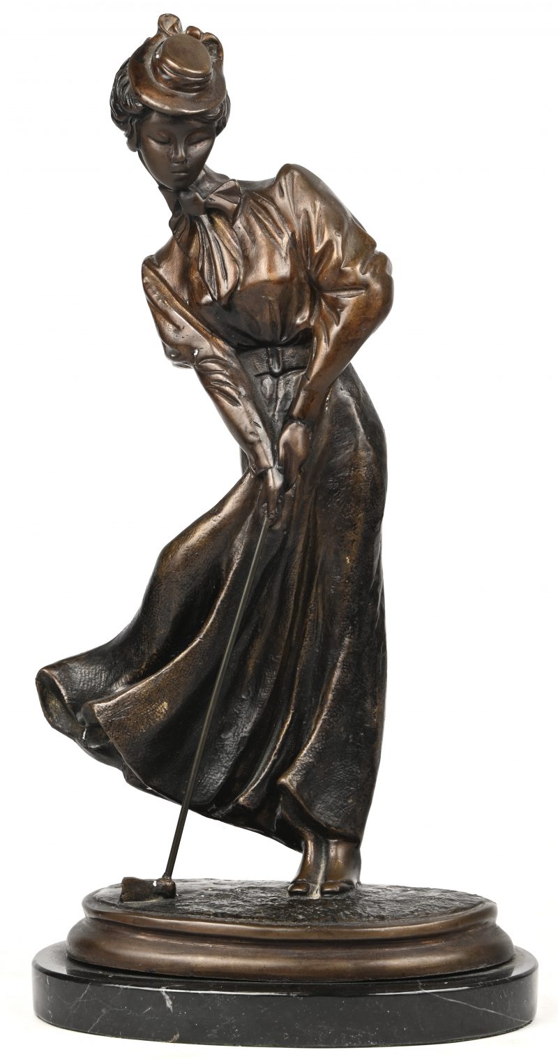 Een bronzen beeld van een golvende dame op zwart marmeren sokkeltje. Draagt handtekening.