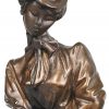 Een bronzen beeld van een golvende dame op zwart marmeren sokkeltje. Draagt handtekening.