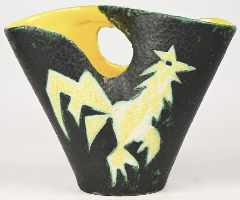 Een vintage vaas in organische vormgeving met de beeltenis van een haan. Onderaan gemerkt Vallauris met ontwerper J. Sagan.