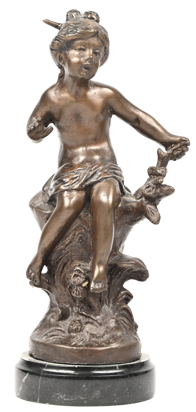 Een bronzen beeldje van een meisje op een boomstronk met een marmeren voetje.