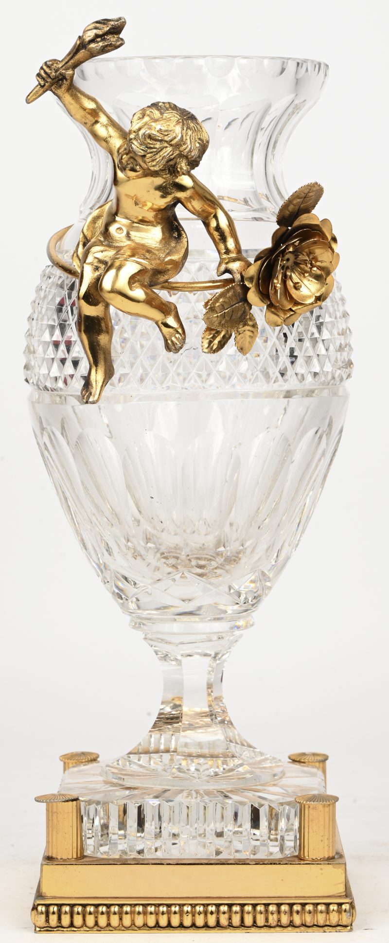 Een Boheems kristallen vaas met vergulde putti beeldje en voet. Met bijhorend kistje.