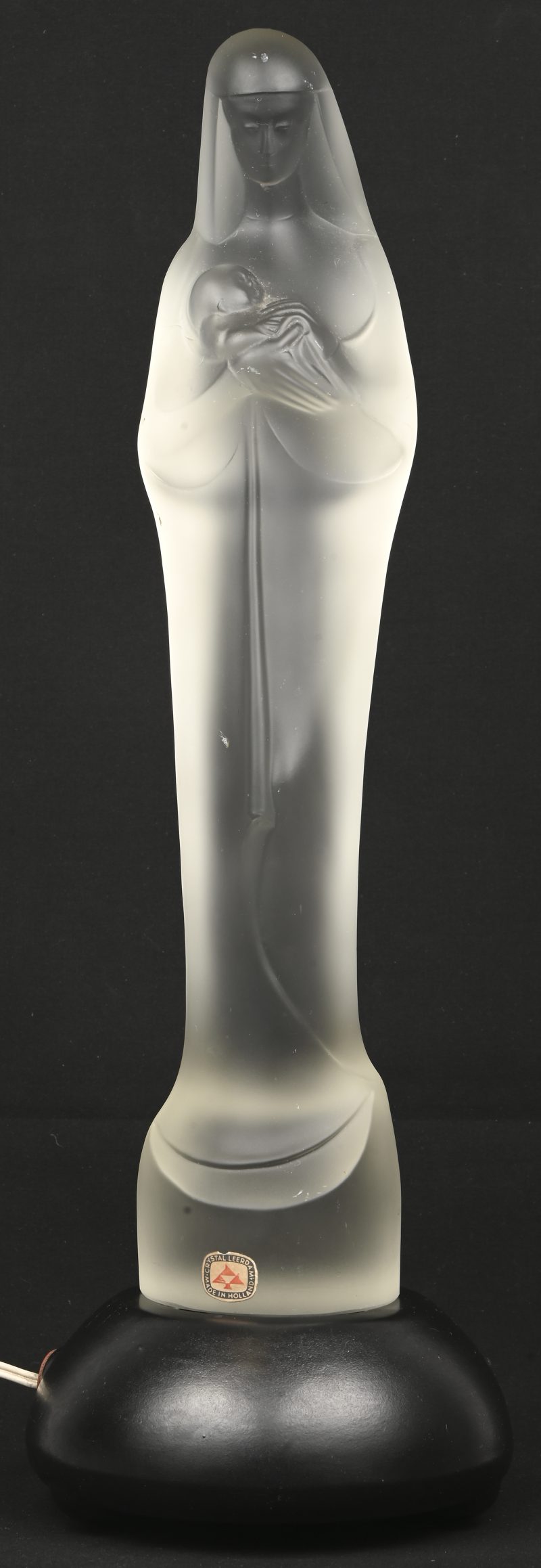 "Madonna met kind". Een gesatineerd persglazen Art Deco sculptuur op porseleinen lichtvoet, ontwerp door Stef Uiterwaal voor Glasfabriek Leerdam 1929. Label onderaan en verso monogram. Kleine schilfer onderzijde.