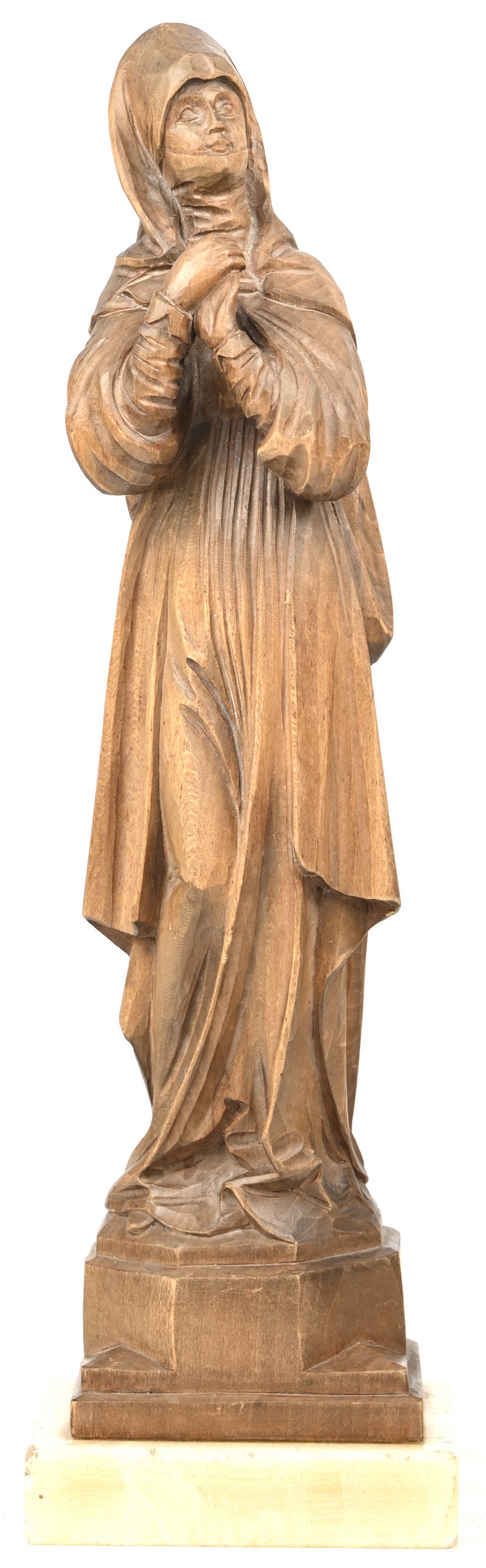 “Rouwende Madonna van Neurenberg”. Een houten gesculpteerd beeldje op marmeren voet. Eind 19e eeuw, Frankrijk.