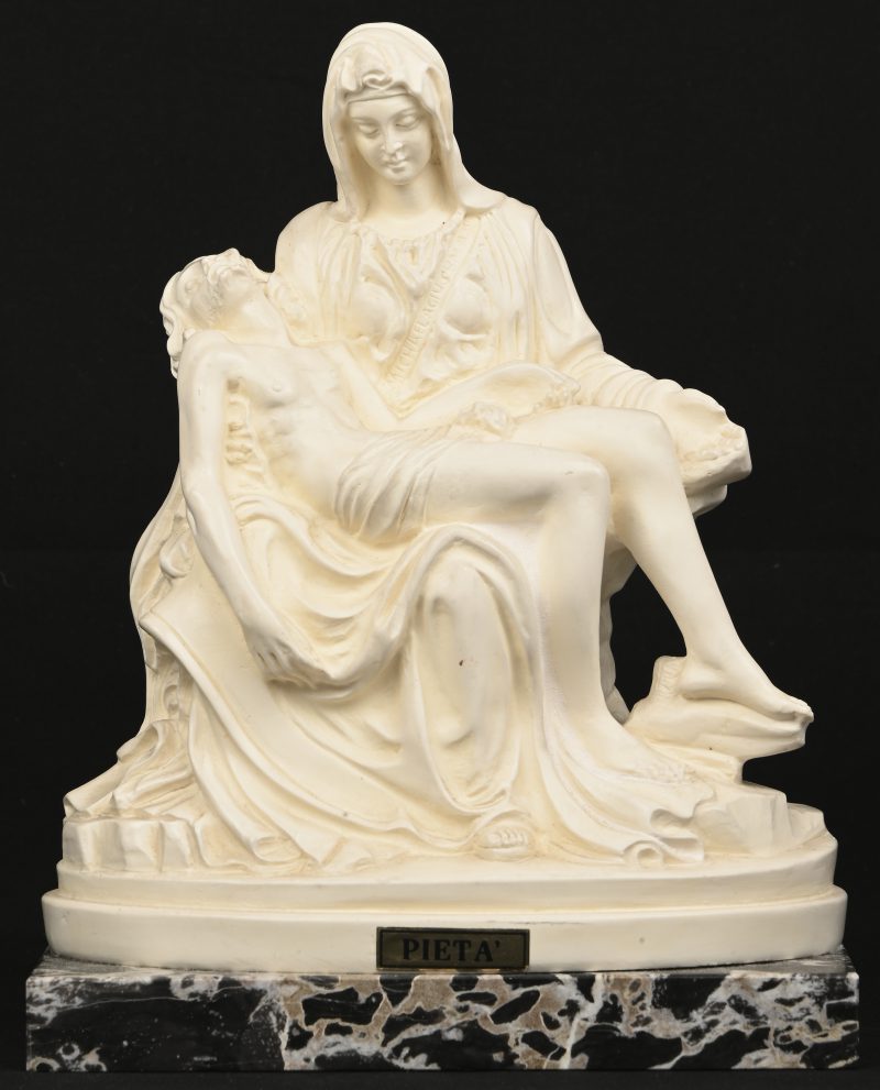 “Pieta”. Een resin beeldje van Maria met Jezus op marmeren voet. Verso gesigneerd Casea, naar het werk van Michelangelo.