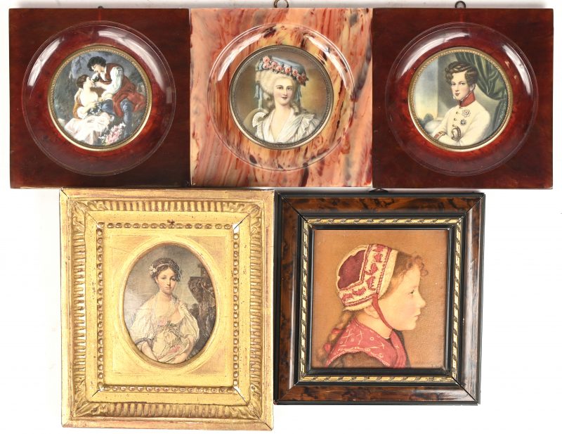 Een lot van 4 diverse portret miniatuurtjes, waarvan 3 in serie. Bijgevoegd portretje in print.