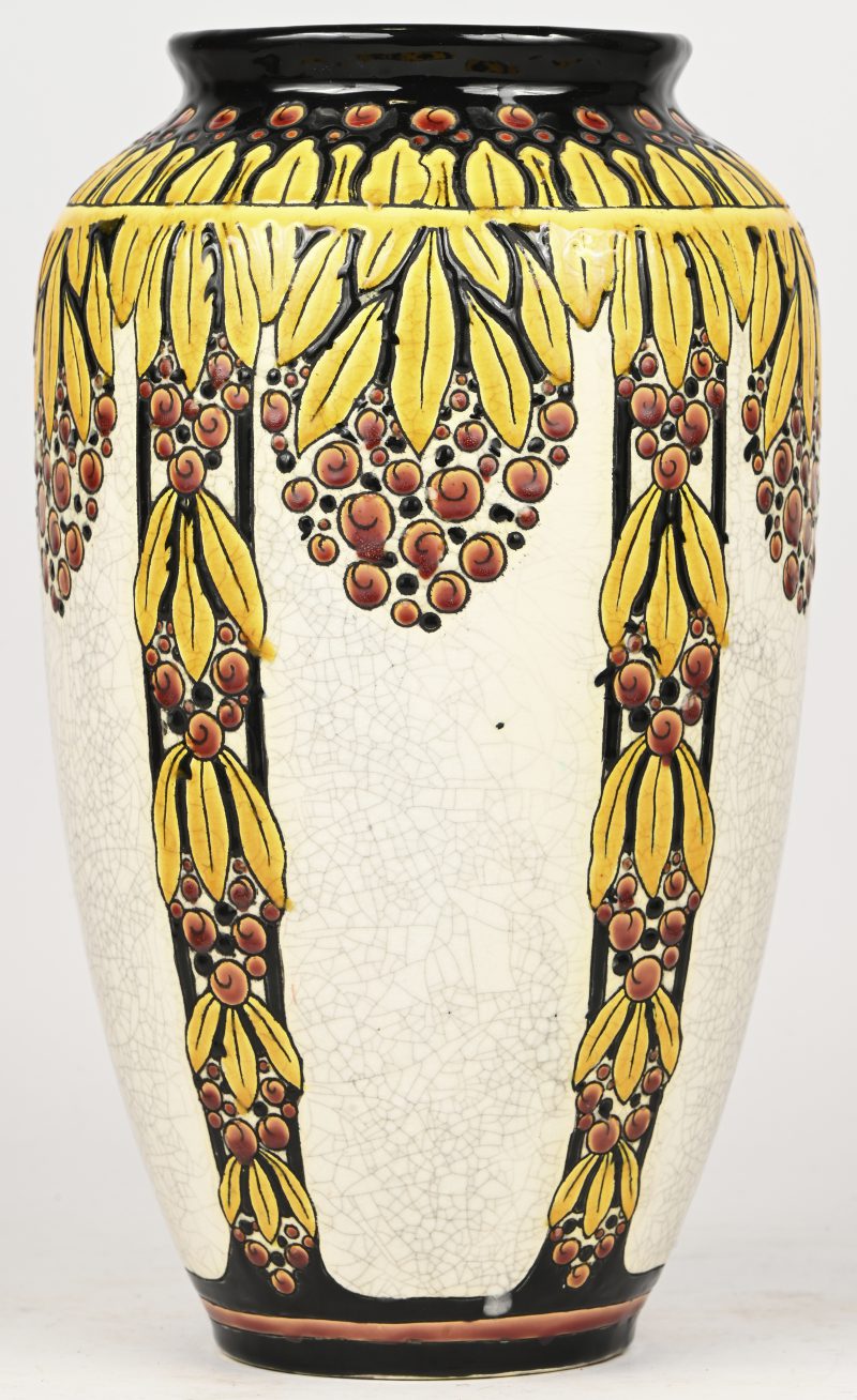 Een Boch Keramis vaas, ontwerp door Charles Catteau. Onderaan gemerkt en genummerd D7A6.