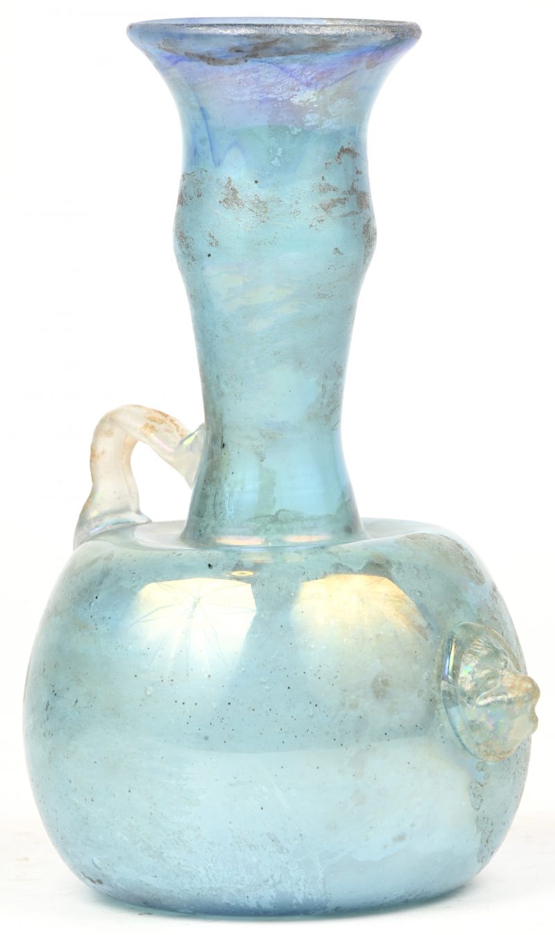 Een mondgeblazen glaspasta vaas met leeuwenkop.