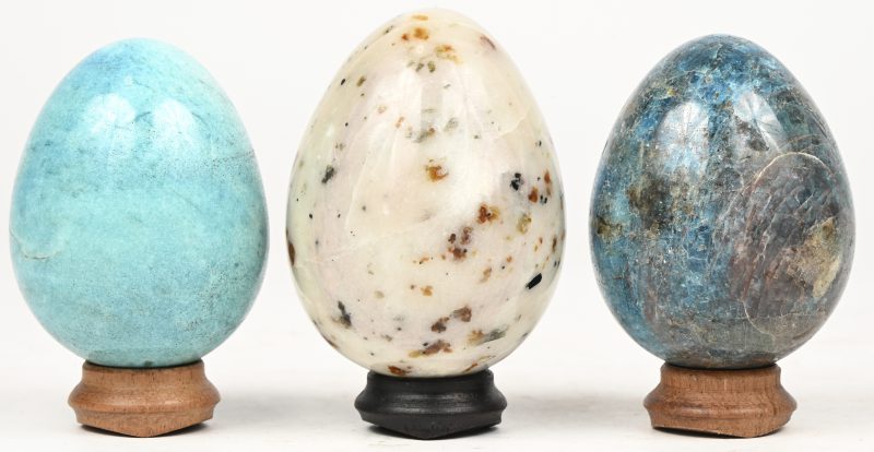 Een set van drie stenen eieren.